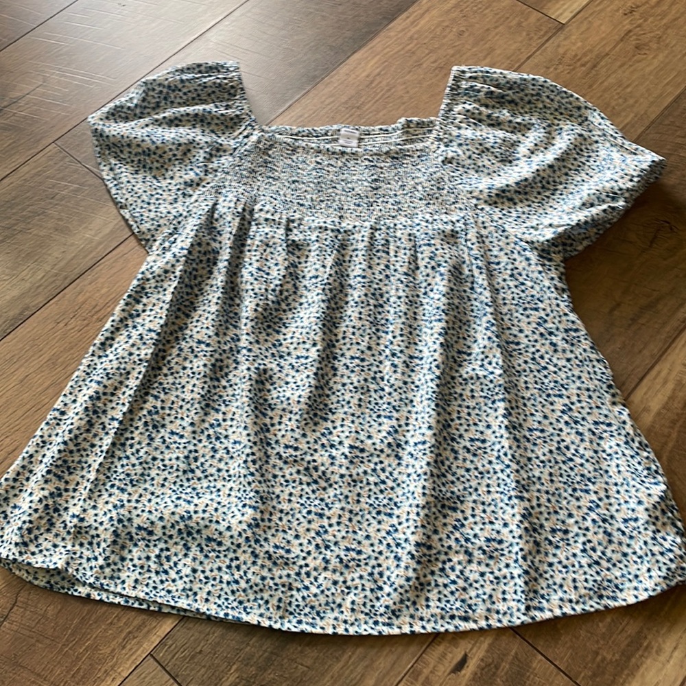 NWOT - pretty women’s blouse